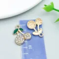 Glitzernder Kirschfrucht-Anhänger mit klaren Strasssteinen und grünem Emaille-Blatt - Weißer Emaille Weißer Strass-Stil (23403)