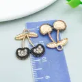 Kirschförmiger Anhänger aus Legierung mit Emaille und Strasssteinen für DIY Schmuck - Schwarze Weiße Strass Kirsche (23404)