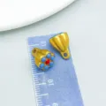 Gouden emaille bloembedeltjes met blauwe bloemblaadjes voor DIY sieradenaccessoires - Lotuscapsule Zaad Hanger (22826)