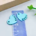 Ciondolo a forma di cuore blu lago con scritta LOVE per la creazione di gioielli fai-da-te. - Targhetta Cuore LOVE Opaca Blu Lago (23275) / 1 Pezzo (17*14mm) / Blu