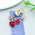 Kirsch-Anhänger aus vergoldeter Legierung mit roten herzförmigen Kristallen für DIY - Herzförmige Rote Strass Kirsche (23409)