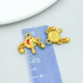Antieke mat gouden gelukshangers met Fu-teken en rood koi-ontwerp voor doe-het-zelf sieraden - Koi Vis Zegen Rammelaar Hanger (28482)