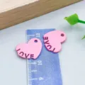 Due ciondoli a forma di cuore in smalto rosa con intaglio LOVE per gioielli fai da te - Targhetta Cuore LOVE Opaca Rosa (23276) / 1 Pezzo (17*14mm) / Rosa