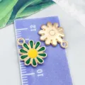 Grüner Emaille Sonnenblume Anhänger aus Legierung für DIY handgefertigten Schmuck - Gänseblümchen (11074) / 1 Stück (12x15mm) / Grün