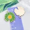Grüner Emaille-Sonnenblumen-Anhänger aus Goldlegierung für DIY-Schmuck - Offene Einseitige Sonnenblume (12068) / 1 Stück (18x20mm) / Grün