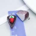 Miniatuur chocoladetaart bedeltje van hars met aardbei voor DIY sieraden maken - Bruine 3D driehoek aardbeienroomtaart (23837) / 1 stuk (20*12.5*12.5mm)