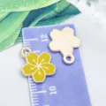 Grüner Emaille-Kirschblüten-Blumenanhänger aus Legierung für DIY-Schmuckherstellung - Kleine Kirschblüte (12084) / 1 Stück (12x15mm) / Hellgrün