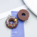 Koffiebruine chocolade donut hangers van hars met hagelslag voor DIY crafts - Koffiebruine ronde donuts met Chocolate-letters (23856) / 1 stuk (23*19*7mm)