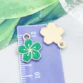 Kleine grüne Emaille Blumenanhänger für DIY Schmuckherstellung mit goldener Rückseite - Kleine Kirschblüte (12085)