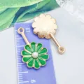 Grüner Emaille-Sonnenblumen-Anhänger mit Perle für DIY-Schmuckherstellung und Handwerk - Runde Blume (12346)
