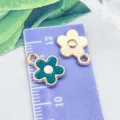 Grüner Emaille-Blumenanhänger für DIY-Schmuckherstellung auf Lineal - Sonnenblume (12350)