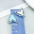 Colgante cola de delfín de cristal azul con pedrería brillante para joyería artesanal - Cola de Pez (28120) / 1 Pieza (17*14mm) / Azul