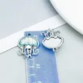Colgante de medusa en tono plateado con incrustación de vidrio azul claro para joyas DIY - Medusa (28130) / 1 Pieza/Paquete (19*15mm) / Azul claro