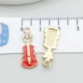 Detailansicht des roten Emaille-Gitarrenanhängers mit Maßstab zum Größenvergleich - Strass Blume Gitarre Stil (19438) / 1 Stück (22x9mm) / Rot
