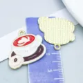 Detailweergave van kleurrijke emaille koffiehangers met tekst en liniaal voor de maat - Donut Thee (27176)