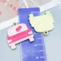 Détail des pendentifs émaillés roses en forme de voiture avec cœur et texte IN MINE - Taxi Cœur (27209)
