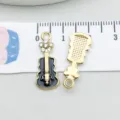 Gitarren-Anhänger aus Emaille mit Strasssteinen neben einem Lineal zur Größenbestimmung - Strass Blume Gitarre Stil (19439) / 1 Stück (22x9mm) / Schwarz