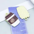 Gedetailleerd overzicht van koffiekopje emaille bedeltjes met een liniaal voor maten - Koffiekop (27177)