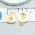 Twee gouden legering knoop bedeltjes voor het maken van DIY sieraden op een liniaal - Naaimachine Knop (20242) / 1 stuk (13x16mm) / Antiek Goud