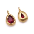 Pendente a goccia in acciaio inox martellato oro con pietra rossa per gioielli fai-da-te. - Ciondolo con Pietra Stellata Martellata (T1548) / 1 Pezzo (7*12mm Apertura 1.5mm) / Rosso scuro
