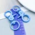 Gancio a moschettone in lega verniciata blu chiaro per portachiavi e gioielli fai da te - Blu
