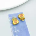 Matgouden zegenzak bedeltje met rood Fu-karakter ontwerp getoond op een liniaal - Dubbelzijdige Zegen Tas Hanger (28486)