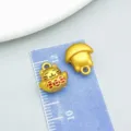 Antiek gouden gelukskat hanger met rood emaille voor het maken van doe-het-zelf sieraden - Goudstaaf Gelukskat Hanger (28488)