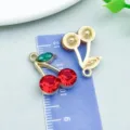 Roter Kristall Kirsch Anhänger aus goldfarbener Legierung für DIY-Schmuckherstellung - Grüner Strass Blatt Kirsche (23420)