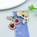 Roter Kirschen-Anhänger mit Strasssteinen und herzförmigen Kristallen für DIY-Schmuck. - Roter Strass Herzanhänger (23421)