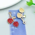 Handgefertigter roter Kirsch-Anhänger aus Legierung mit Strass für DIY-Schmuck - Schlanke Rote Strass Kirsche (23422)
