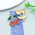 Goldfarbener Kirsch-Anhänger mit roten Strasssteinen und grüner Emaille für DIY-Schmuck - Große Emaille Rote Strass Kirsche (23424)