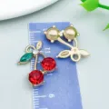 Handgefertigter Kirschanhänger mit roten Kristallen und grünem Blatt für DIY-Schmuck - Vollständige Rote Strass Kirsche (23425)