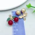 Roter Emaille-Kirsch-Anhänger mit grünen Strasssteinen für handgemachten DIY-Schmuck - Harz Transparent Rote Kirsche (23426)