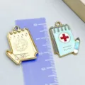 Pendentif médical en émail bleu clair avec croix rouge pour la création de bijoux - 1 Pièce/Paquet (25x19mm)