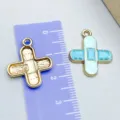 Pendentif en émail bleu croix médicale pour fabrication de bijoux DIY et infirmière - 1 Pièce/Paquet (21x18mm)
