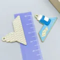 Breloques uniforme d'infirmière en émail bleu pour création de bijoux DIY avec règle - 1 Pièce (35x24mm)