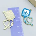 Pendentif médical de perfusion avec tube en cœur bleu et règle pour la taille - 1 Pièce (31x27mm)
