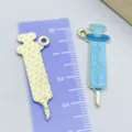 Pendentif seringue médicale en émail bleu pour bijoux DIY avec mesure sur la règle - 1 Pièce (35x13mm)