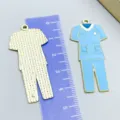 Breloques uniforme d'infirmière en émail avec règle, longueur 5 cm, vue avant et arrière - 1 Pièce (45.5x22mm)