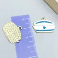 Pendentif en émail de bonnet d'infirmière avec croix bleue et finition dorée DIY - 1 Pièce/Paquet (18x25mm)