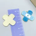 Breloques médicales en émail bleu en forme de pansement pour bijoux DIY avec règle - 1 Pièce/Paquet (21x21mm)