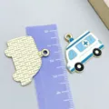 Pendentifs ambulance en alliage bleu et blanc pour bijoux DIY avec une échelle - 1 Pièce/Paquet (25x30mm)