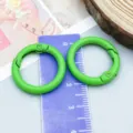 Mosquetón circular con resorte pintado en verde para joyas DIY y accesorios de bolsos - 1 Pieza (Exterior 24mm Interior 17mm) / Verde