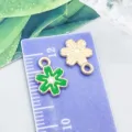 Grüne Emaille-Blumenanhänger für DIY-Schmuckherstellung auf einer Messkarte gezeigt - Kirschblüte (14769)