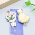 Emaillierte Tulpenstrauß-Anhänger aus Legierung für DIY-Abschluss-Schmuckzubehör - Tulpenstrauß Stil (18796) / 1 Stück (27*18mm) / Rosa