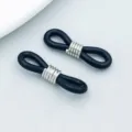 Detailansicht der schwarzen rutschfesten Silikonschlaufen mit Silbermetallspulen fuer Brillen - Rutschfeste Silikon-Brillenschnalle (26270) / 1 Stück (21x7mm) / Weißgold