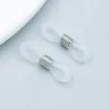 Detailansicht der 8-förmigen Brillenkettenschlaufen aus Silikon mit Metallspulen - Rutschfeste Silikon-Brillenschnalle (26269) / 1 Stück (21x7mm) / Weißgold