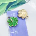Grüne Emaille- und goldfarbene Kleeblatt-Blumenanhänger für die DIY-Schmuckherstellung - Emaille Strass Blume (16692)