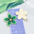 Grüner Emaille-Blumenanhänger mit goldener Rückseite für DIY-Schmuck - Vierfarbige Fünfblättrige Blume (18995)