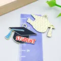 Abschlusskappe-Emaille-Anhänger mit blauer Quaste und STUDENT-Schriftzug für DIY - STUDENT Doktorhut Stil (27458) / 1 Stück/Packung (19*26mm) / Rot